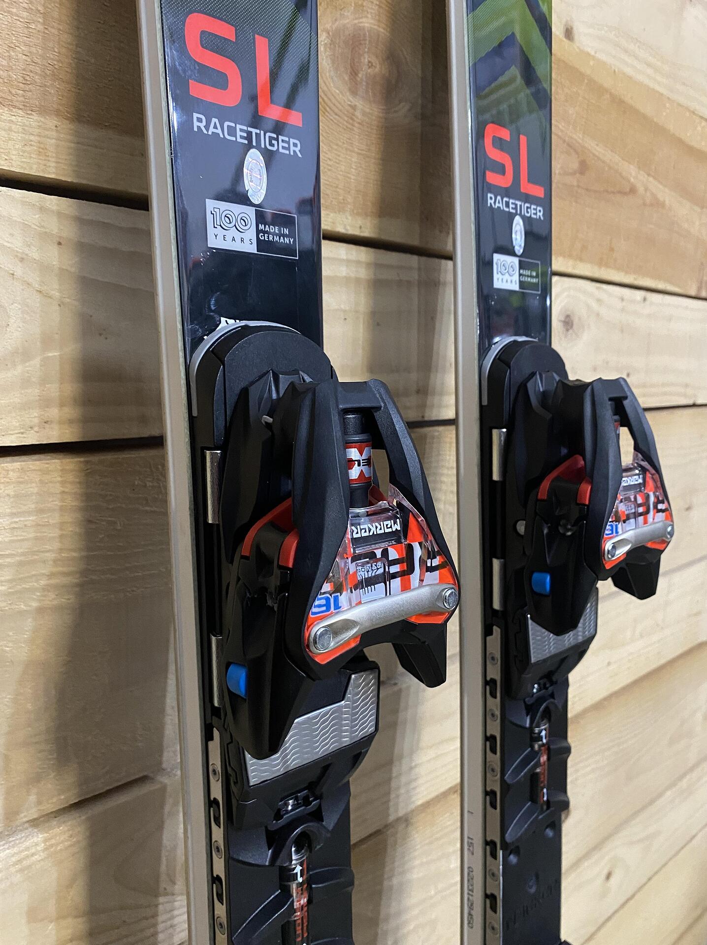 Volkl Racetiger SL FIS - Schiuri noi pentru schiori experți